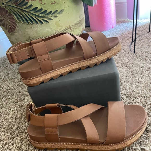 Super cute sorel platform sandals! - Picture 3 of 3
